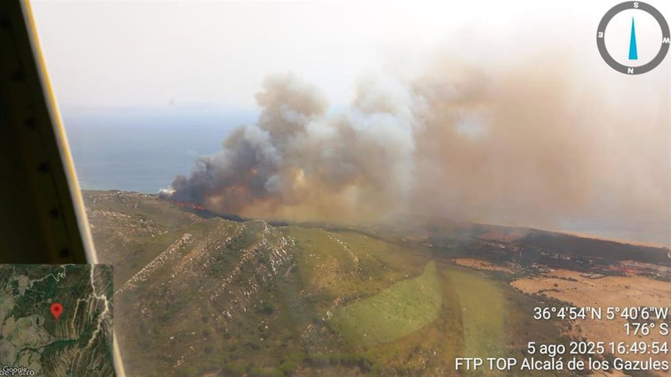 Vista aérea del incendio declarado en el paraje La Peña en Tarifa