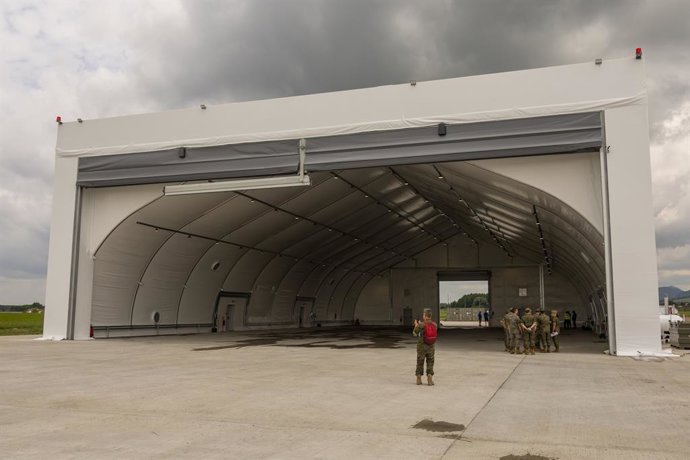 O hangar para manutenção e estacionamento da Unidade de Helicópteros na Base Aérea de Malacky em Kuchyna, Eslováquia.