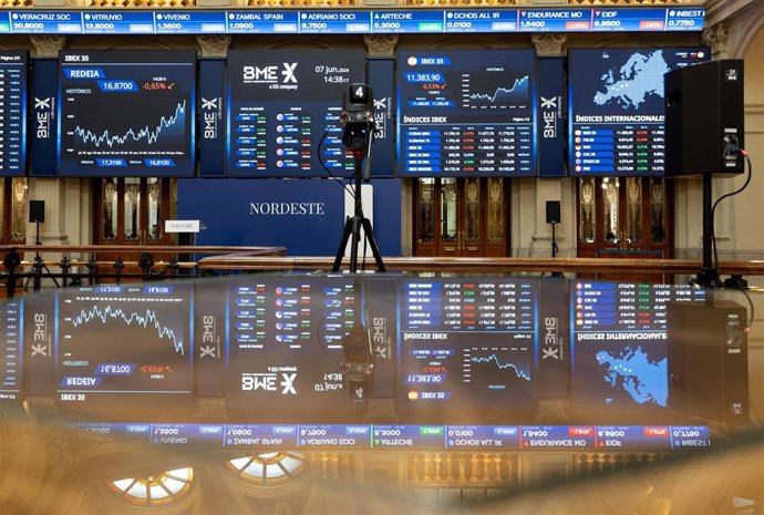 Archivo - Paneles del IBEX 35, en el Palacio de la Bolsa de Madrid, a 7 de junio de 2024, en Madrid (España). 