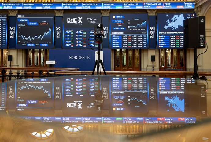 Archivo - Paneles del IBEX 35, en el Palacio de la Bolsa de Madrid, a 7 de junio de 2024, en Madrid (España). 