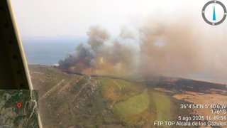 Vista aérea del incendio declarado en el paraje La Peña en Tarifa
