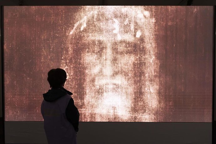 Archivo - Apertura di Avvolti, percorso multimediale della Sacra Sindone in occasione dell'Anno Santo. Presso piazza Castello. Torino, Italia - Cronaca - LunedÃ 28 aprile 2025 - Matteo Secci/ LaPresse ..Opening of Avvolti, a multimedia journey of the Hol