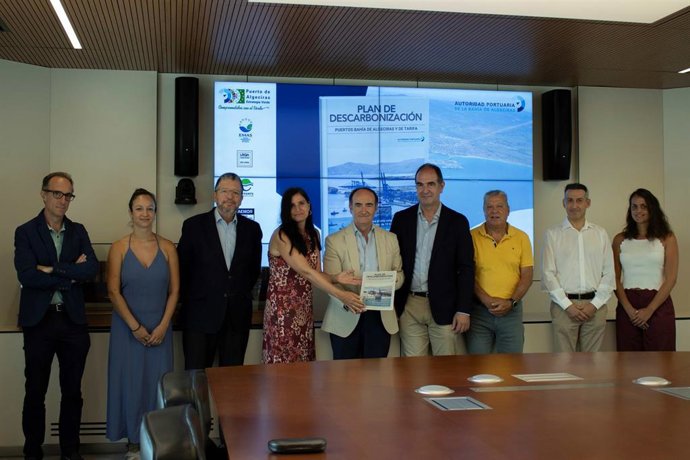 El presidente de la Autoridad Portuaria de la Bahía de Algeciras, Gerardo Landaluce, presenta el Plan de Descarbonización del puerto.