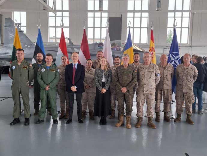 Los españoles asistentes al acto de relevo de la Fuerza Aérea de Rumanía para llevar a cabo las operaciones de policía aérea de la OTAN en Lituania.
