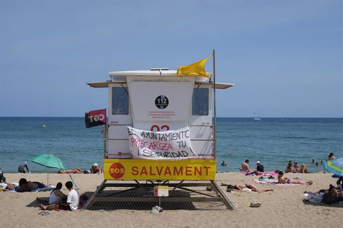 Pancartas en los puestos de salvamento de la playa, a 4 de agosto de 2025, en Barcelona, Catalunya (España)