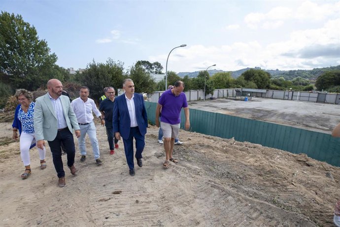 El consejero de Fomento, Vivienda, Ordenación del Territorio y Medio Ambiente, Roberto Media, asiste al acto de colocación de la primera piedra del punto limpio de Laredo.