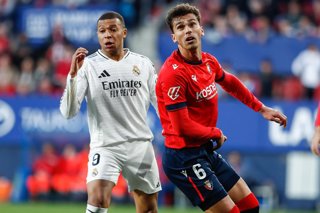 Archivo - Kylian Mbappe of Real Madrid and Lucas Torro of CA Osasuna in action during the Spanish league, LaLiga EA Sports, football match played between CA Osasuna and Real Madrid at El Sadar Stadium on February 15, 2025 in Pamplona, Spain.