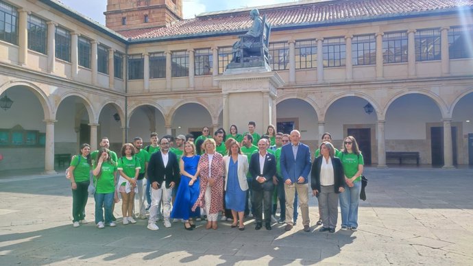 Participantes en la segunda edición del 'Campus Orígenes', recibidos por el rector de la Universidad de Oviedo, Ignacio Villaverde, y la vicepresidenta del Gobierno asturiano, Gimena Llamedo.
