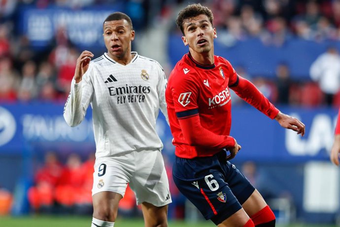 Archivo - Kylian Mbappe, do Real Madrid, e Lucas Torro, do CA Osasuna, em ação durante a partida de futebol do Campeonato Espanhol, LaLiga EA Sports, disputada entre CA Osasuna e Real Madrid no Estádio El Sadar, em 15 de fevereiro de 2025, em Pamplona, Es