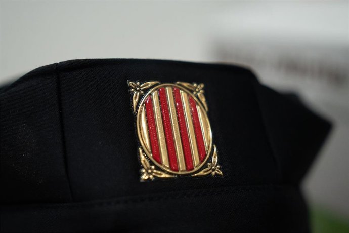 Archivo - Bandera de Cataluña en la gorra de los Mossos d'Esquadra 