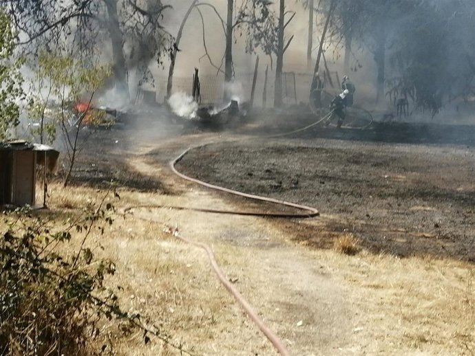 Efectivos de Bomberos de la Comunidad de Madrid trabajan para apagar el incendio declarado este martes en Collado Villalba