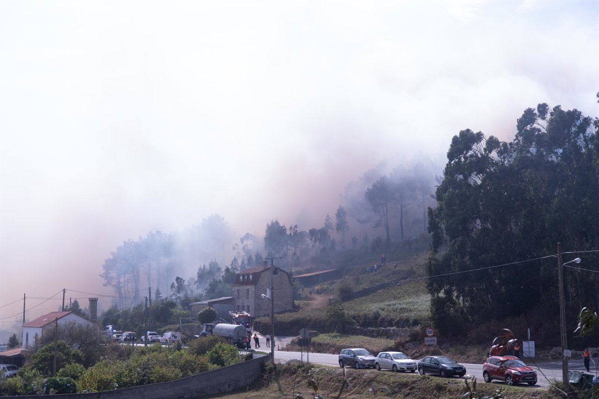 La Xunta califica de  atentado  el incendio  intencionado  con cuatro focos que obliga a desalojos en Ponteceso