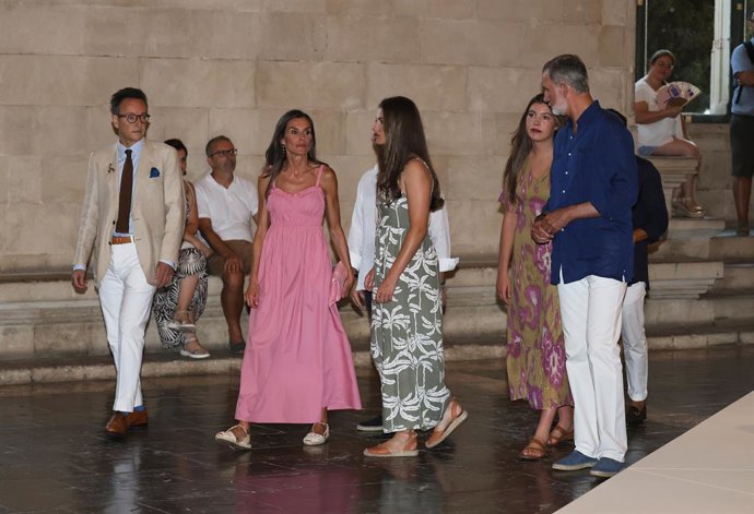 El Rey Felipe, la Reina Letizia, la Princesa Leonor y la Infanta Sofía visitan la exposición ‘La força inicial’ del artista Joan Miró en La Lonja, a 5 de agosto de 2025, en Palma de Mallorca (Islas Baleares, España). ‘La fuerza inicial’ forma parte del pr
