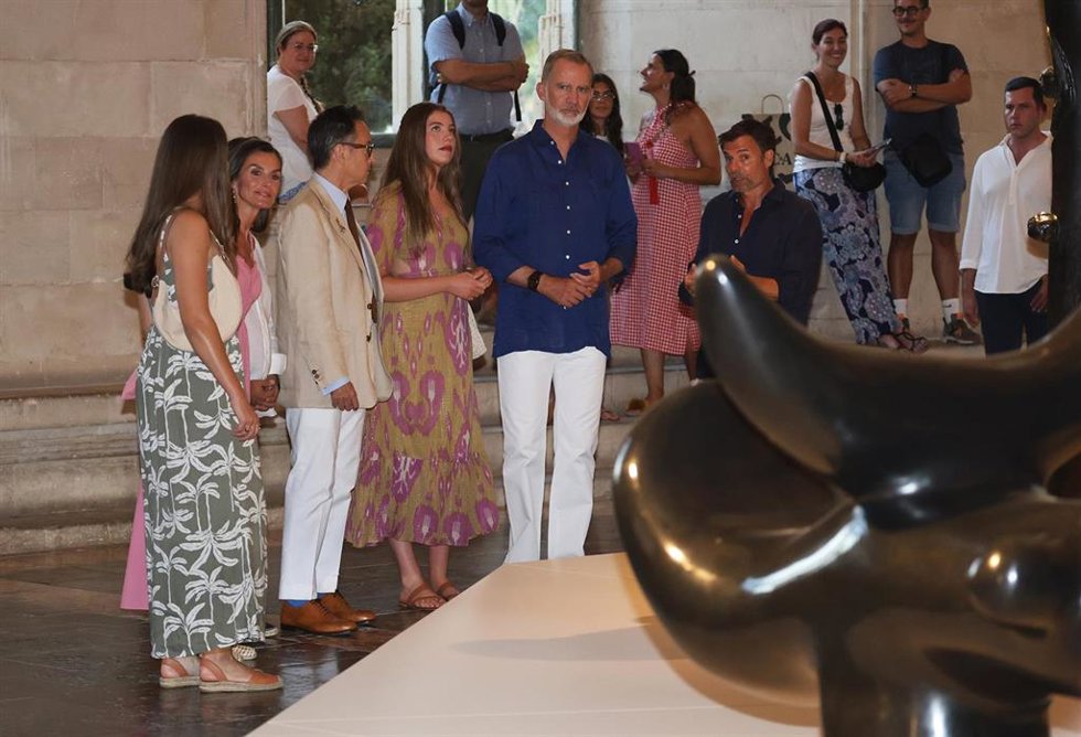 El Rey Felipe, la Reina Letizia, la Princesa Leonor y la Infanta Sofía visitan la exposición La fora inicial del artista Joan Miró en La Lonja, a 5 de agosto de 2025, en Palma de Mallorca (Islas Baleares, España).