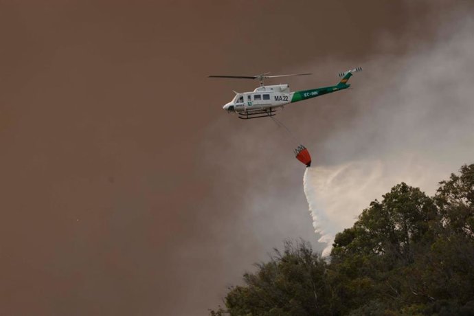 Medios aéreos trabajando en el incendio de Tarifa