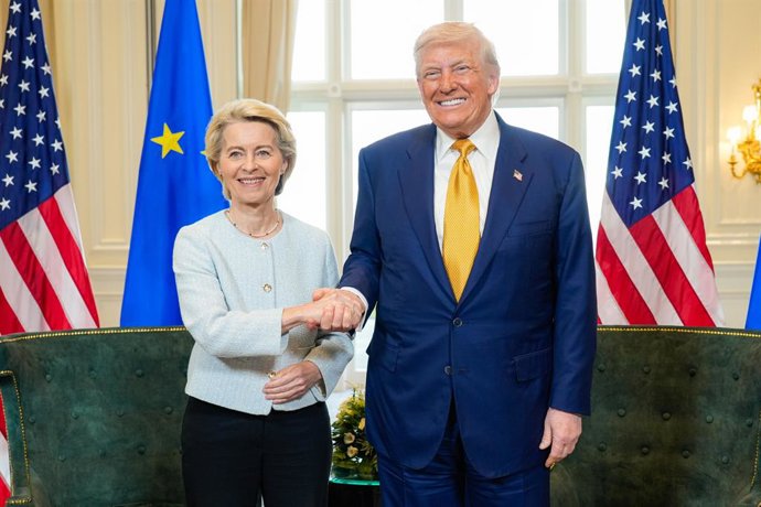 HANDOUT - 27 July 2025, United Kingdom, Turnberry: US President Donald Trump and European Commission President Ursula von der Leyen shake hands after they reached an agreement to settle a trade dispute over tariff hikes, at the Trump Turnberry golf course