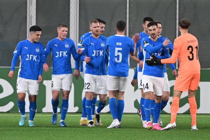 Archivo - 30 November 2023, Faroe Islands, Torshavn: Klaksvik's Mads Boe Mikkelsen (2nd L) celebrates scoring his side's first goal with teammates during the UEFA Europa Conference League group A soccer match between Ko Klaksvik and SK Slovan Bratislava a