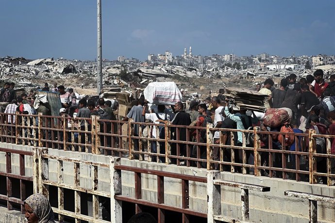 03 de agosto de 2025, Territórios Palestinos, Nusairat: Palestinos carregam suprimentos de ajuda que receberam da Gaza Humanitarian Foundation (GHF), apoiada pelos EUA, na região central da Faixa de Gaza. Foto: Belal Abu Amer/APA Images via ZUMA Press Wir