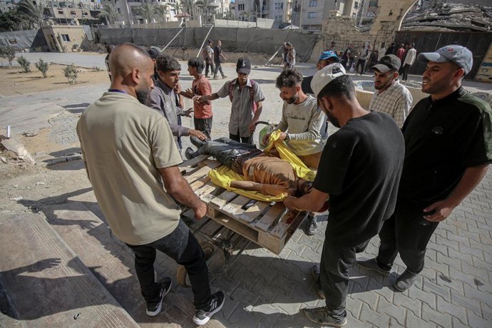 5 de agosto de 2025, Cidade de Gaza, Faixa de Gaza, Território Palestino: Palestinos transportam os feridos e os que perderam a vida para o Hospital Hamad, no noroeste de Gaza, depois que soldados israelenses abriram fogo contra civis que tentavam chegar 