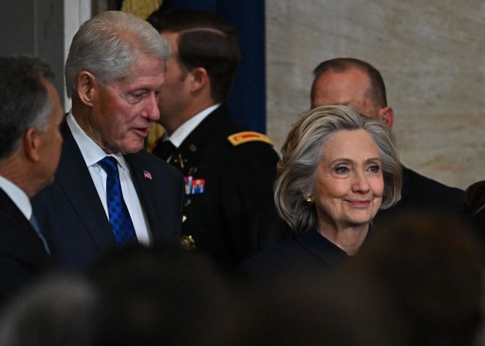 Archivo - 20 de janeiro de 2025, Washington, Distrito de Columbia, EUA: WASHINGTON, DC - 20 DE JANEIRO: O ex-presidente Bill Clinton e a ex-secretária de Estado Hillary Clinton chegam à 60ª cerimônia de posse, onde Donald Trump será empossado como o 47º p