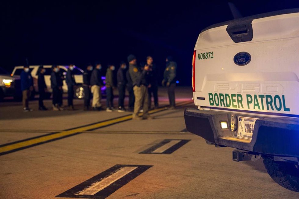 Archivo - Agentes de Aduanas de Estados Unidos acompañan a migrantes indocumentados hacia un avión de la Fuerza Aérea de Estados Unidos para un vuelo de expulsión en el Aeropuerto Internacional de Tucson