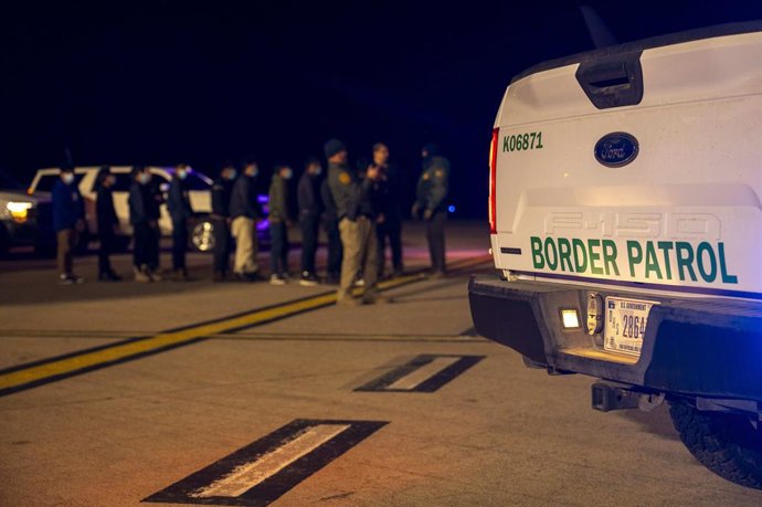 Archivo - January 23, 2025, Tucson, Az, United States: U.S. Customs and Border Protection agents guide undocumented migrants on to a U.S Air Force C-17 Globemaster III transport aircraft for the first removal flight at Tucson International Airport, Januar