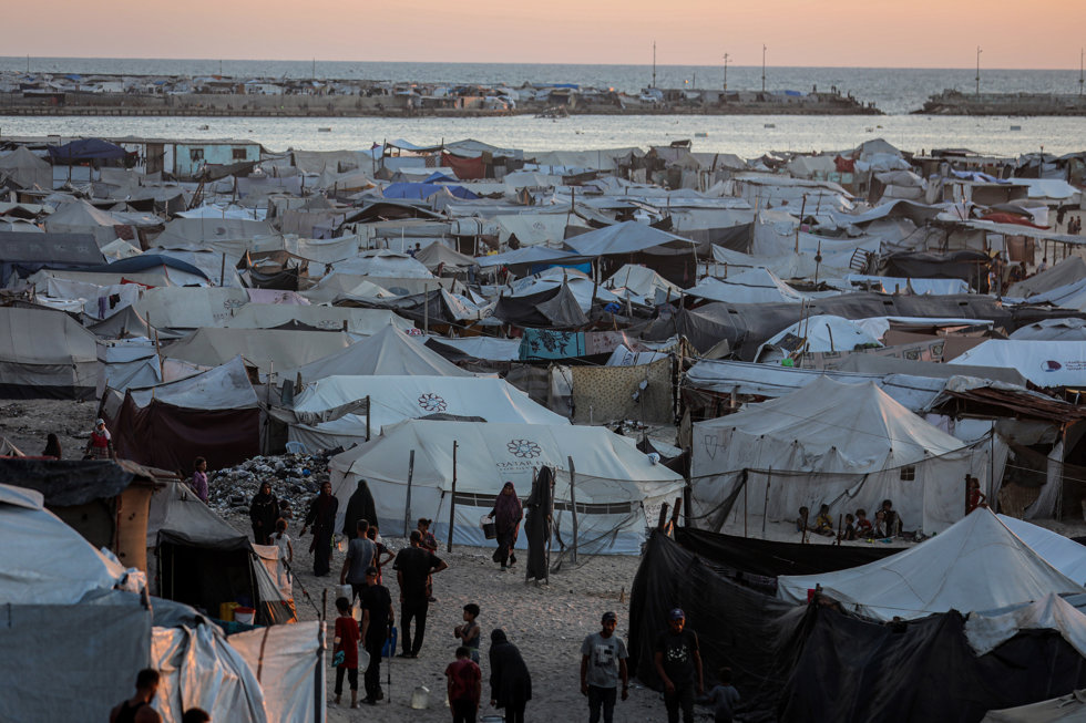 Palestinos desplazados se ven entre tiendas de campaña improvisadas cerca de la playa al oeste de la Ciudad de Gaza, el 18 de agosto de 2025