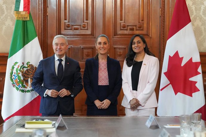 A Presidente do México, Claudia Sheinbaum, ladeada pelo Ministro das Finanças do Canadá, Philippe Champagne, e pela Ministra das Relações Exteriores, Anita Anand.