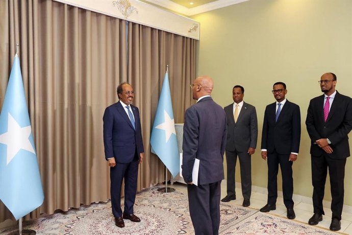 O novo embaixador da Etiópia na Somália apresenta suas credenciais ao presidente da Somália, Hassan Shaykh Mohamud.
