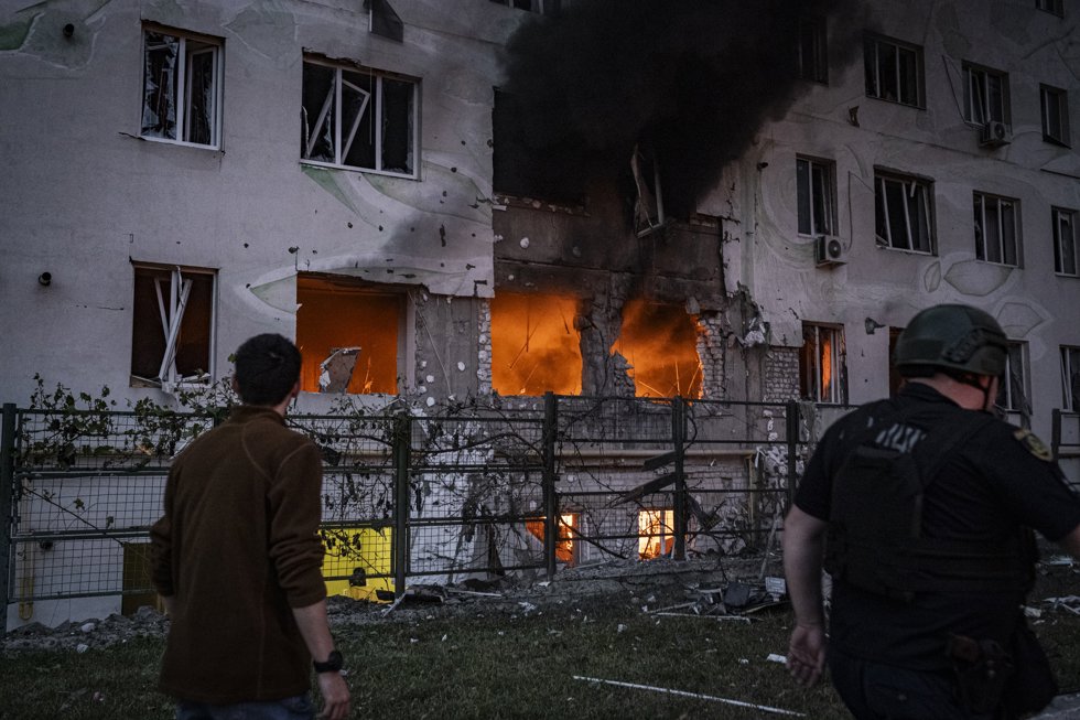 18 August 2025, Ukraine, Kharkiv: Ukrainian rescuers work at the site of a drone strike on a residential area in Kharkiv. Photo: Nicolas Cleuet/Le Pictorium via ZUMA Press/dpa