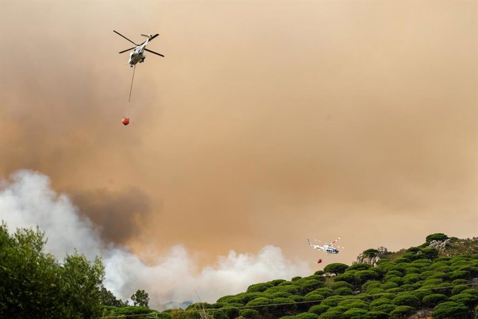 Aeronaves en el incendio del paraje La Peña. A 5 de agosto de 2025 en Tarifa, Cádiz (Andalucía, España). Los usuarios del camping Torre de la Peña en Tarifa, en la provincia de Cádiz, han sido evacuados de manera preventiva debido al incendio que se ha de