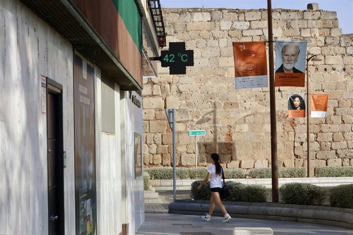 El termómetro de una farmacia indica 42º C, a 5 de agosto de 2025, en Mérida, Badajoz, Extremadura (España). La Agencia Estatal de Meteorología (Aemet) ha activado avisos naranjas y amarillos en más de 30 provincias por temperaturas extremas durante el in