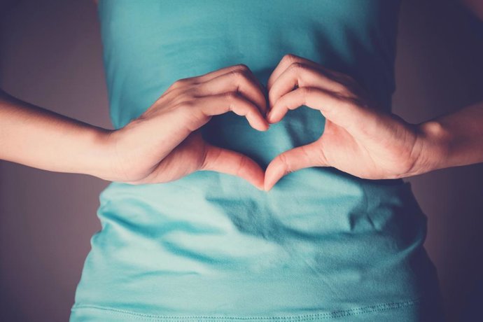 Archivo - Manos De Mujer Formando Un Corazón Sobre Su Estómago, Digestión Intestinal Saludable, Probióticos Para La Salud Intestinal