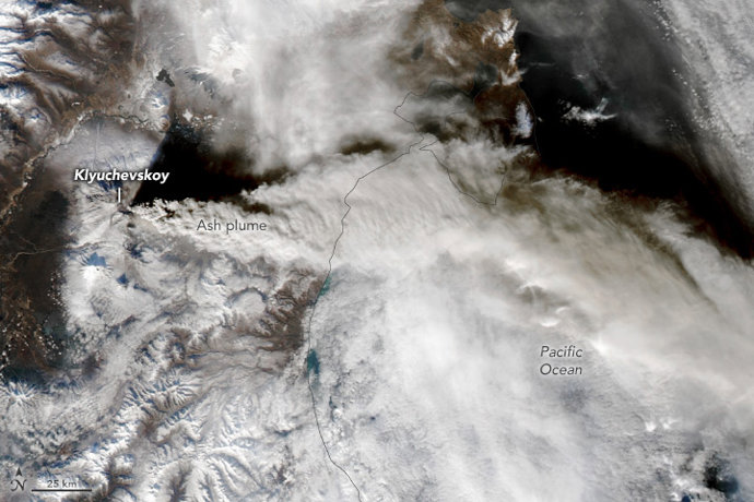 Archivo - Arquivo - Imagem de arquivo do vulcão Kliuchevskoi na península russa de Kamchatka.