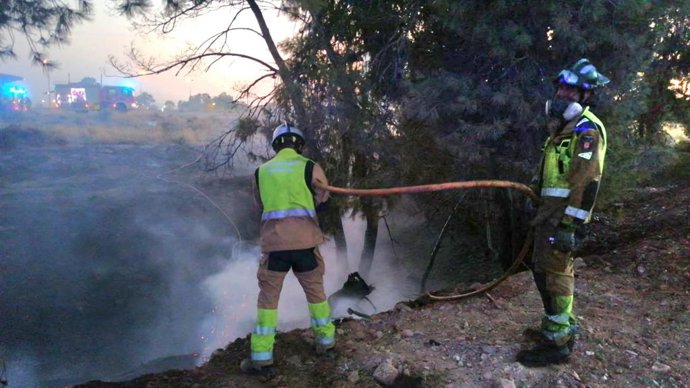 Bomberos del Servicio de Extinción de Incendios y Salvamento del Ayuntamiento de Murcia sofocan un incendio de pinos y matorral en Churra