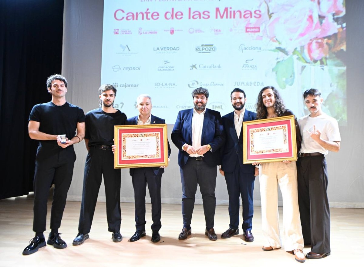 López Miras entrega el Castillete de Oro del Festival Internacional Cante de las Minas a Vicente Vallés y Arde Bogotá