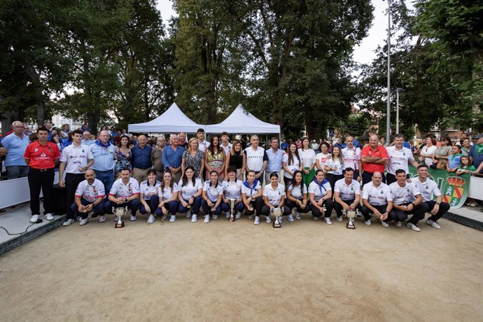 Los equipos masculino y femenino de Peñacastillo, ganadores del Torneo Presidenta de Cantabria de bolo palma