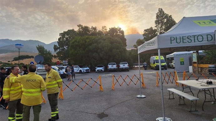 Los medios de extinción siguen trabajando en la zona del incendio declarado en Tarifa, que ha desalojado a 1.500 personas.