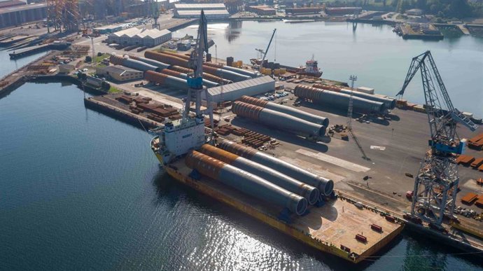 Iberdrola recibe últimos monopilotes fabricados por Navantia-Windar para su parque eólico marino Windanker