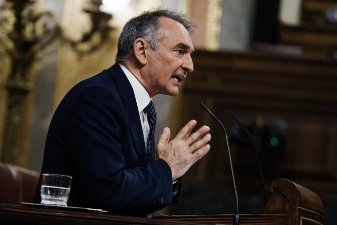 Archivo - El secretario general del Partido Comunista de España, Enrique Santiago, durante la celebración en el Congreso de los Diputados de una sesión plenaria, a 19 de junio de 2025, en Madrid (España).