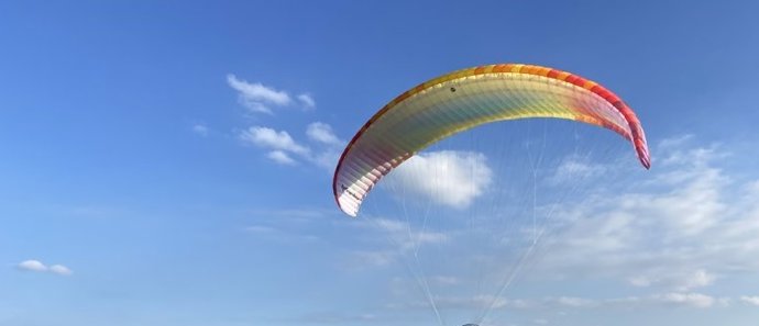 Imagen de archivo de parapente.
