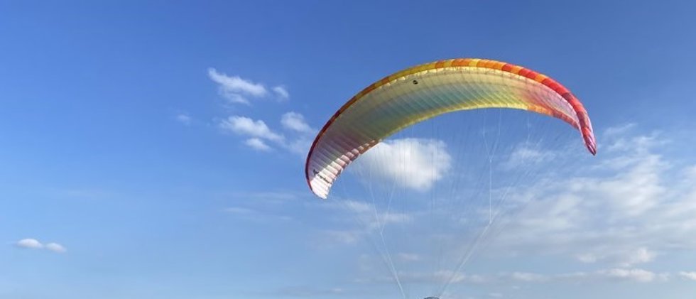 Imagen de archivo de parapente.