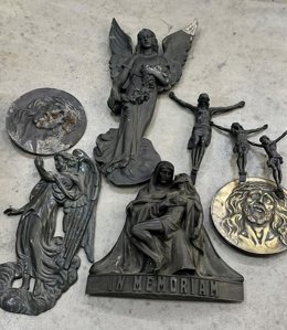 Elementos funerarios robados del cementerio de Palau d'Anglesola (Lleida)