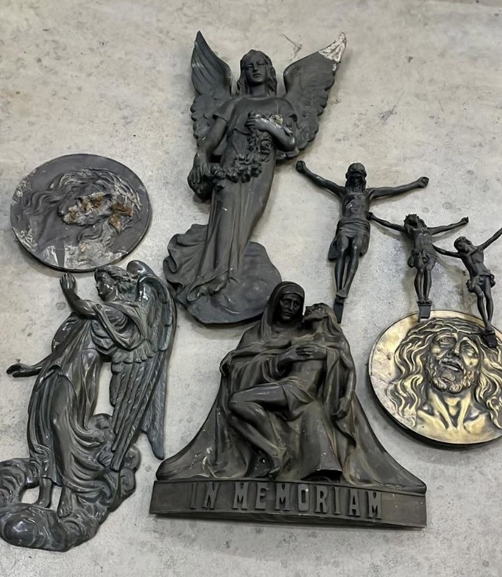 Elementos funerarios robados del cementerio de Palau d'Anglesola (Lleida)