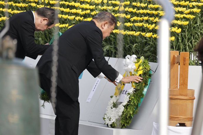 O primeiro-ministro japonês Shigeru Ishiba deposita uma coroa de flores na comemoração do 80º aniversário do bombardeio atômico dos EUA em Hiroshima.