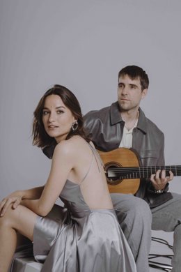 Archivo - La cantautora Judit Neddermann y el guitarrista Pau Figueres.
