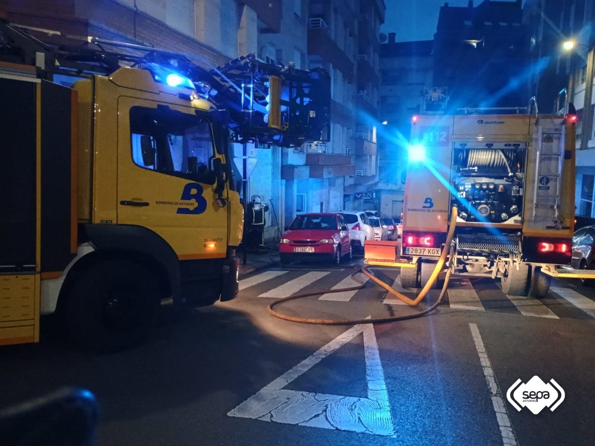 Un incendio en un bajo de un edificio en Siero obliga a desalojar a un centenar de vecinos