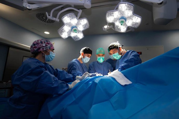 Archivo - Operación prótesis cadera