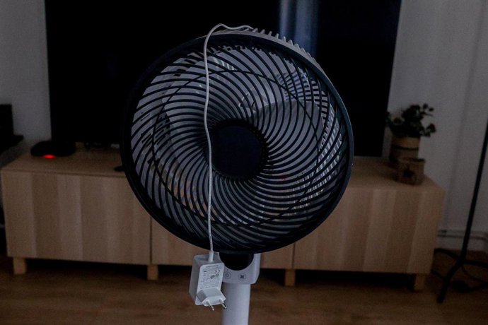 Archivo - Un ventilador en una noche calurosa