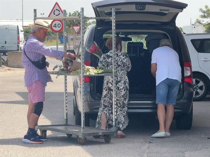 José Ortega Cano, en su faceta más cotidiana comprando flores durante sus días en Chipiona